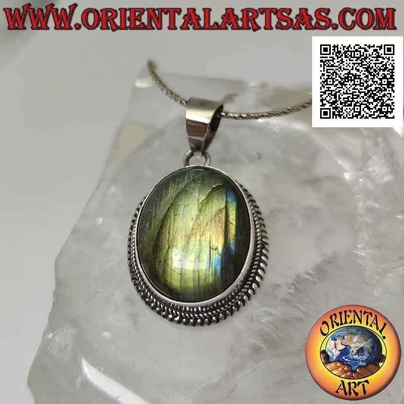Ciondolo in argento con grande labradorite ovale a cabochon contornata da intreccio