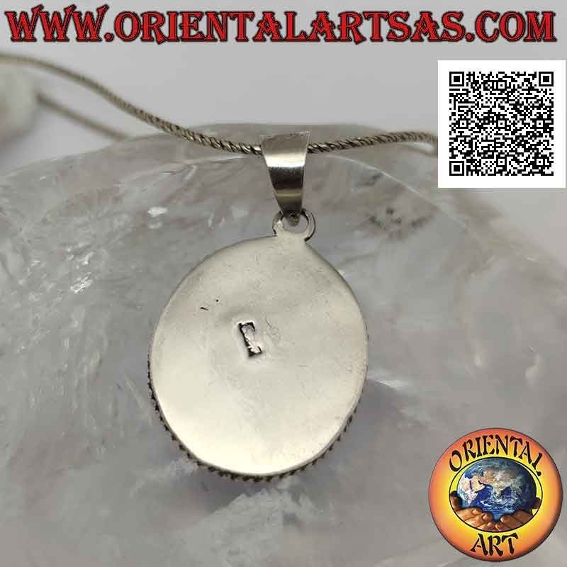 Colgante de plata con un gran cabujón de labradorita ovalado rodeado de tejido