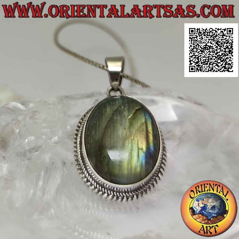 Pendentif en argent avec un grand cabochon ovale labradorite entouré de tissage