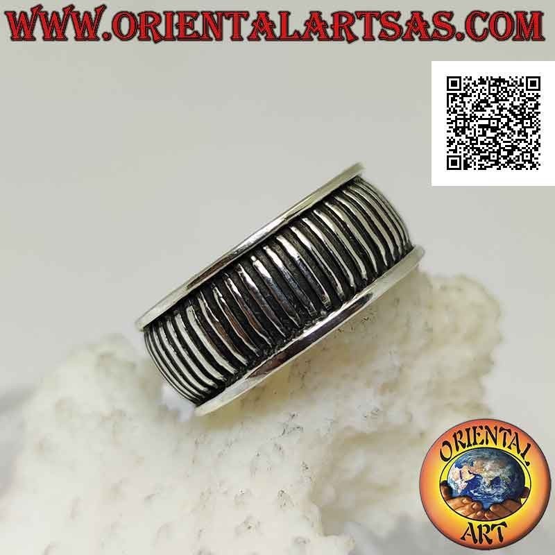 Anello in argento a fascia leggermente bombata con serie di linee verticali incise