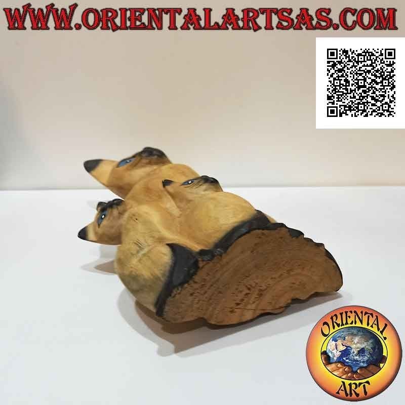 Sculpture la maman chat et les deux chiots peints en bois de balsa de 33 cm