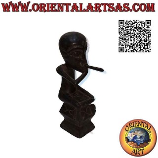 Sculpture d'un fumeur indigène assis en bois d'ébène