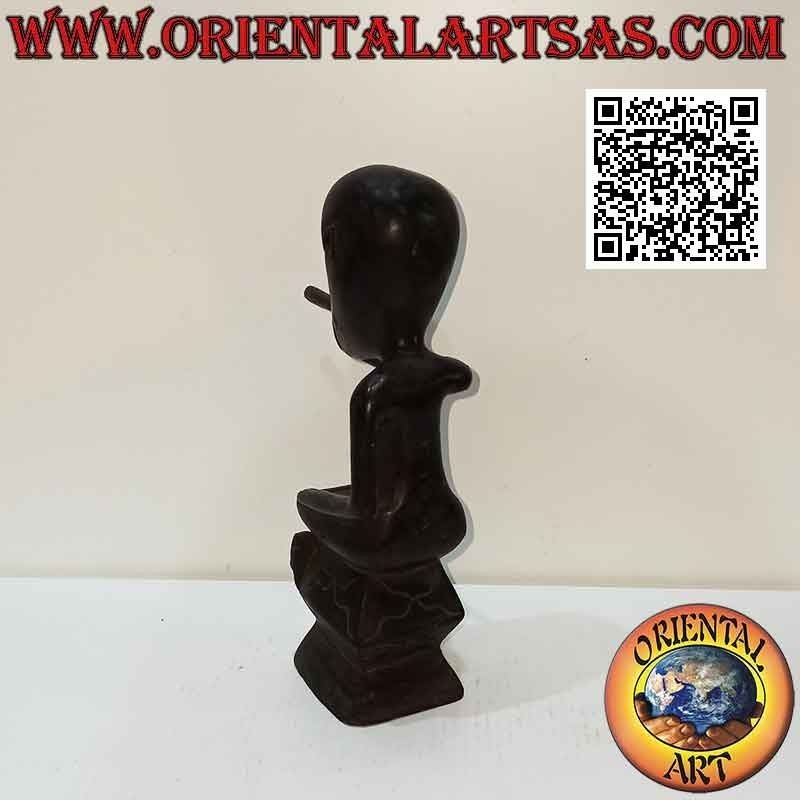 Sculpture d'un fumeur indigène assis en bois d'ébène