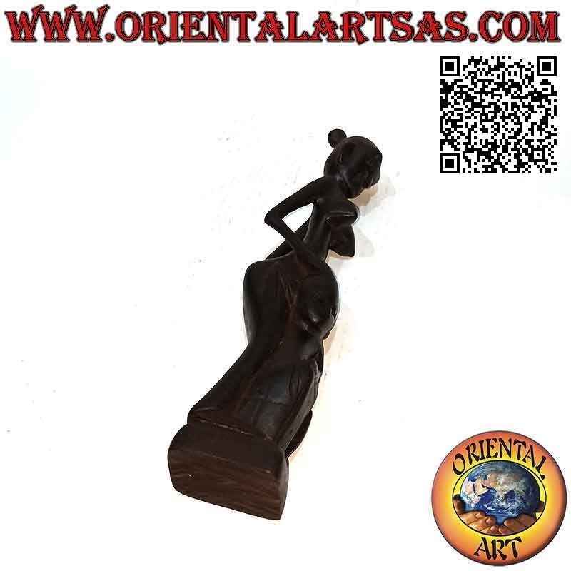 Escultura de madre e hijo indígena en madera de ébano