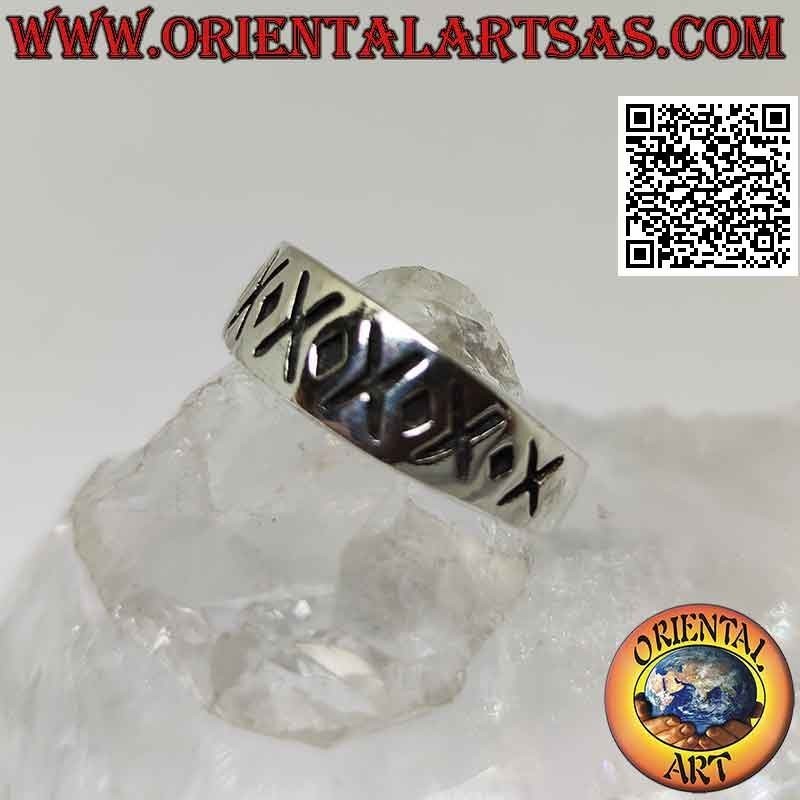 Bague en argent avec bande en croissant avec alternance de X et de point gravés