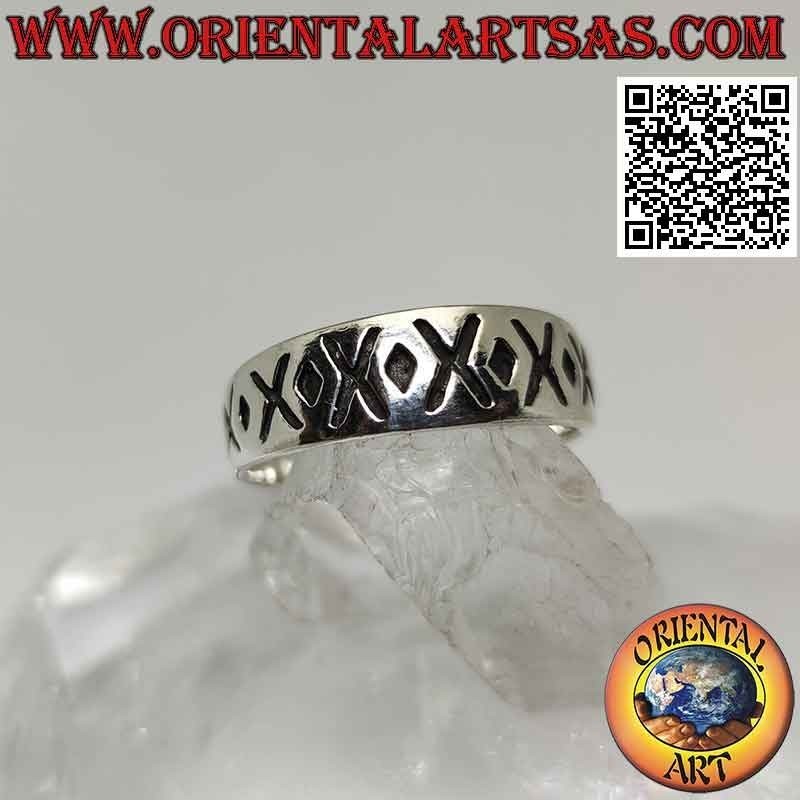 Bague en argent avec bande en croissant avec alternance de X et de point gravés