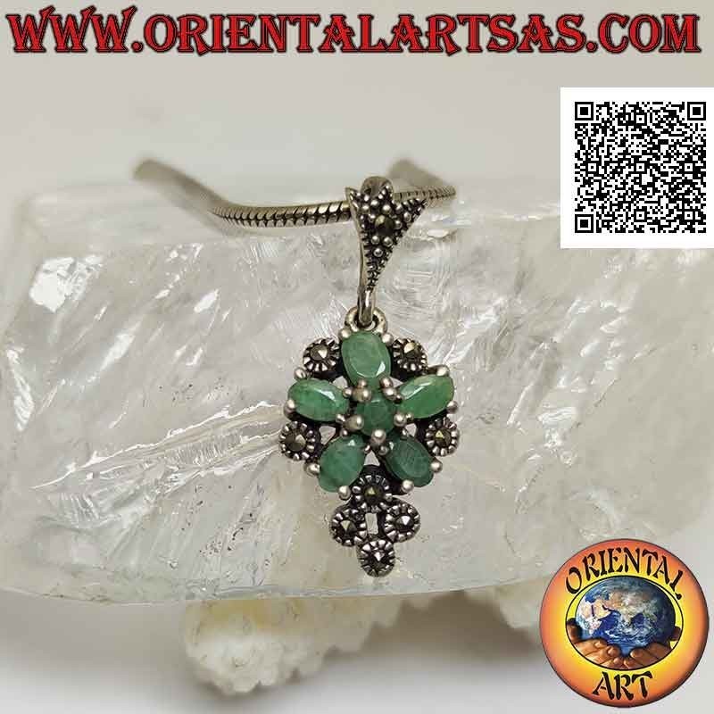 Colgante de plata con estrella de esmeralda redonda y ovalada con marcasita entre ellos y debajo