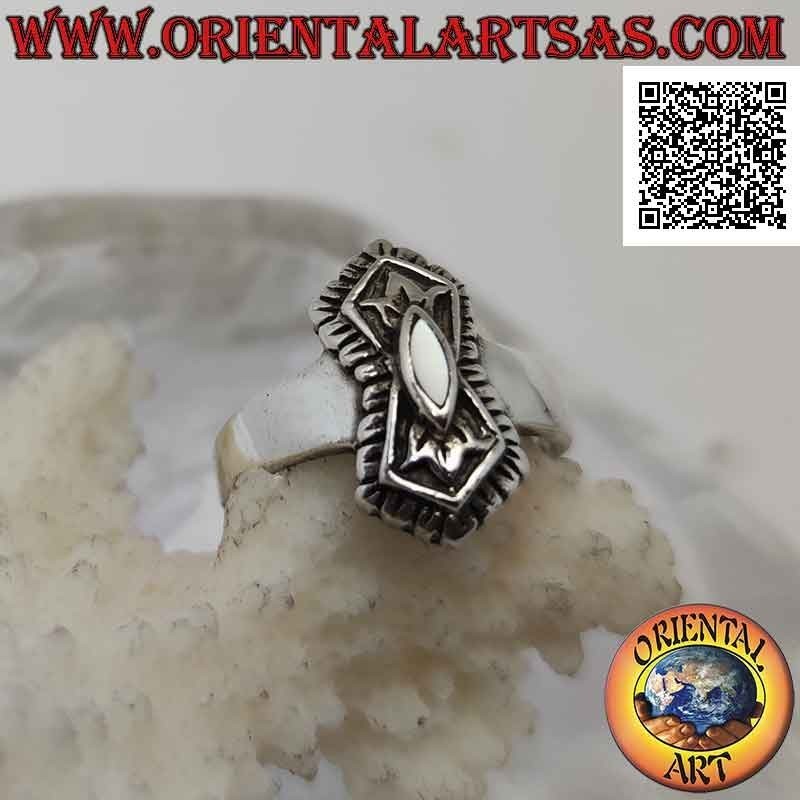 Anello in argento con madreperla a navetta su doppio pentagono a specchio decorato