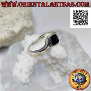 Anello in argento a montatura asimmetrica con onice quadrata romboidale a filo bordo centrale