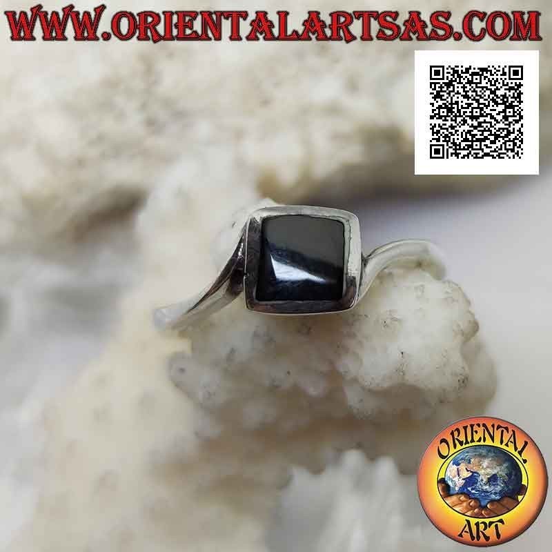 Anillo de plata con engaste asimétrico con ónix cuadrado romboidal a ras del borde central