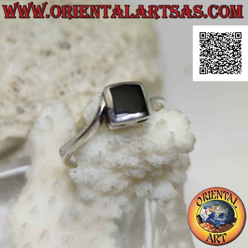 Silberring mit asymmetrischer Fassung mit rautenförmigem quadratischem Onyx bündig mit dem Mittelrand