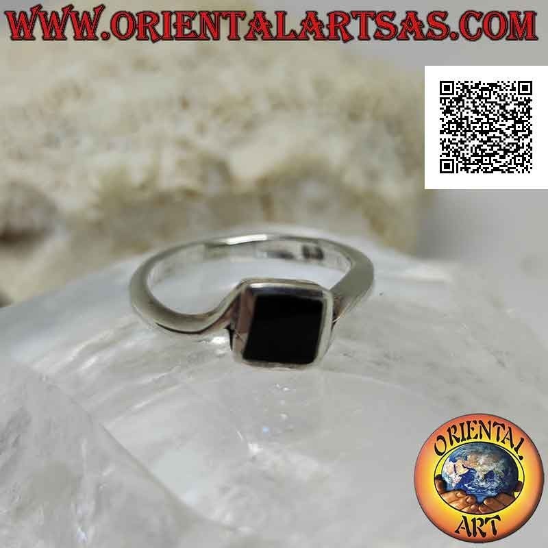 Silberring mit asymmetrischer Fassung mit rautenförmigem quadratischem Onyx bündig mit dem Mittelrand