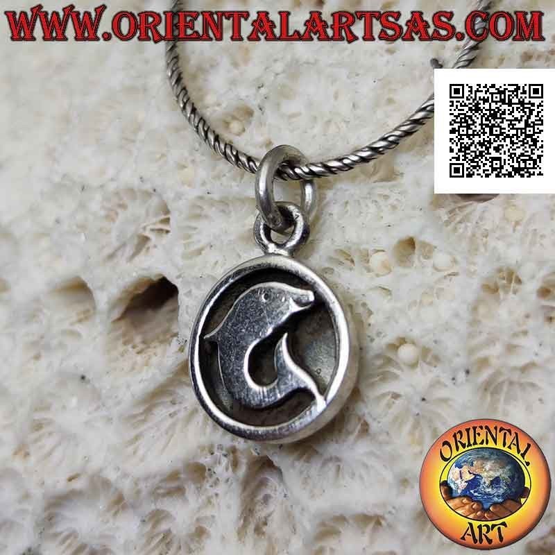 Colgante de plata, delfín liso de perfil sobre medalla redonda en bajorrelieve