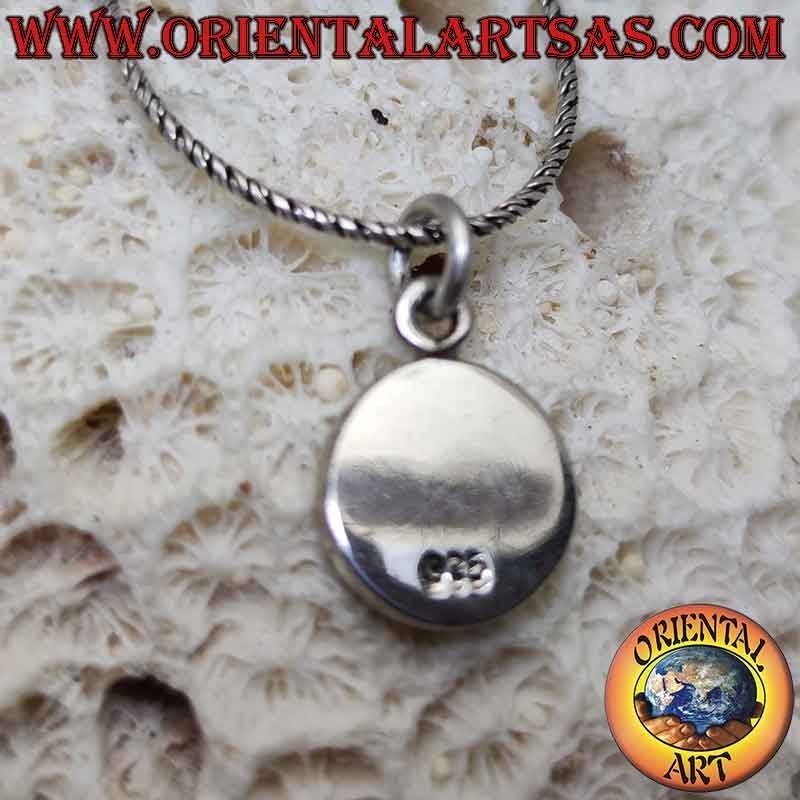 Colgante de plata, delfín liso de perfil sobre medalla redonda en bajorrelieve
