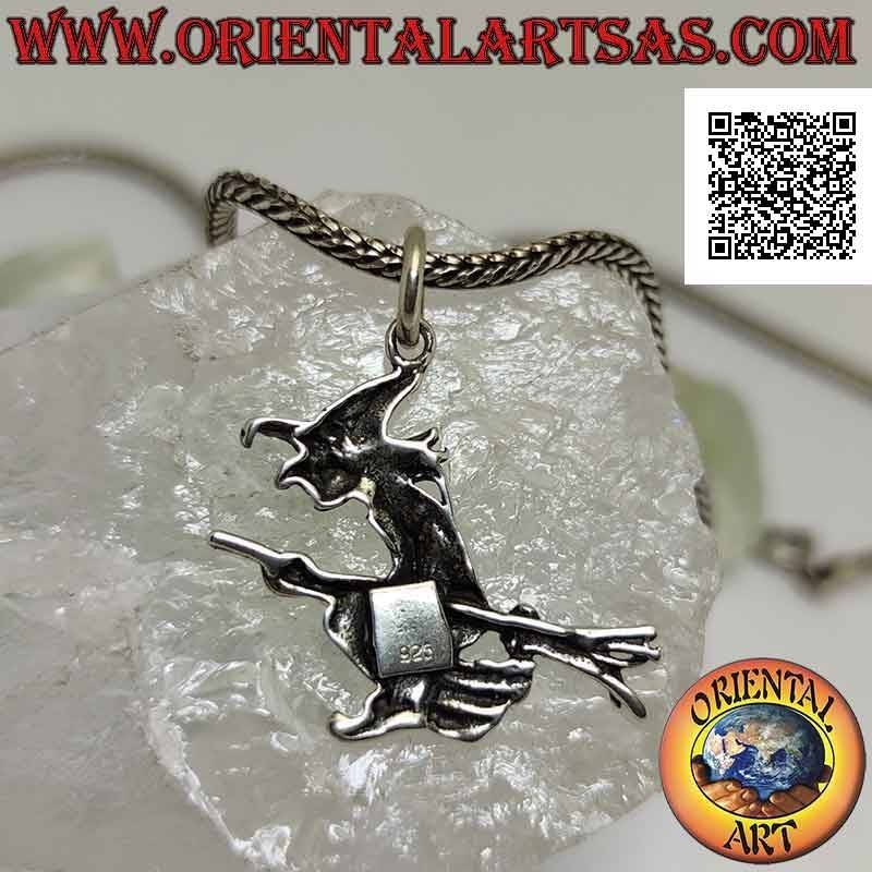 Pendentif en argent, la sorcière sur un balai volant de profil (grand)