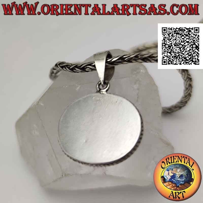 Colgante de plata con turquesa antigua tibetana irregular ovalada natural rodeada por un tejido doble