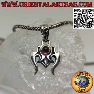 Silberanhänger in Form von Stierhörnern mit einem zentralen Cabochon runden Granat