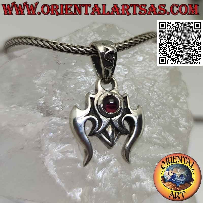 Silberanhänger in Form von Stierhörnern mit einem zentralen Cabochon runden Granat