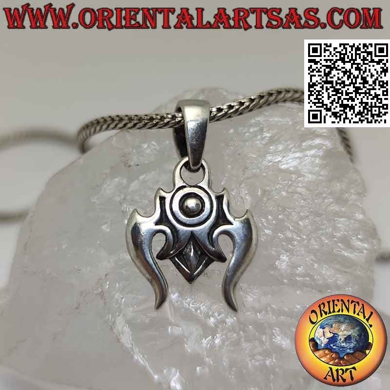 Colgante de plata en forma de cuernos de toro con un cabujón central granate redondo