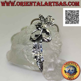 Pendentif en argent, la fée à la robe drapée qui épouse ses jambes
