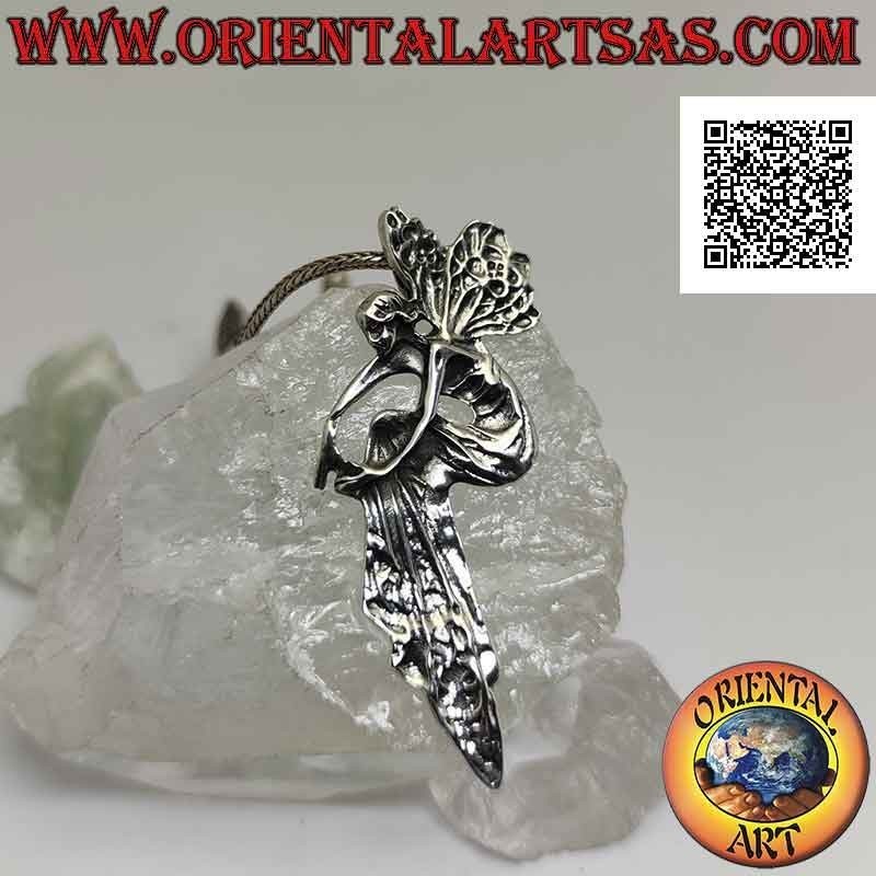 Pendentif en argent, la fée à la robe drapée qui épouse ses jambes