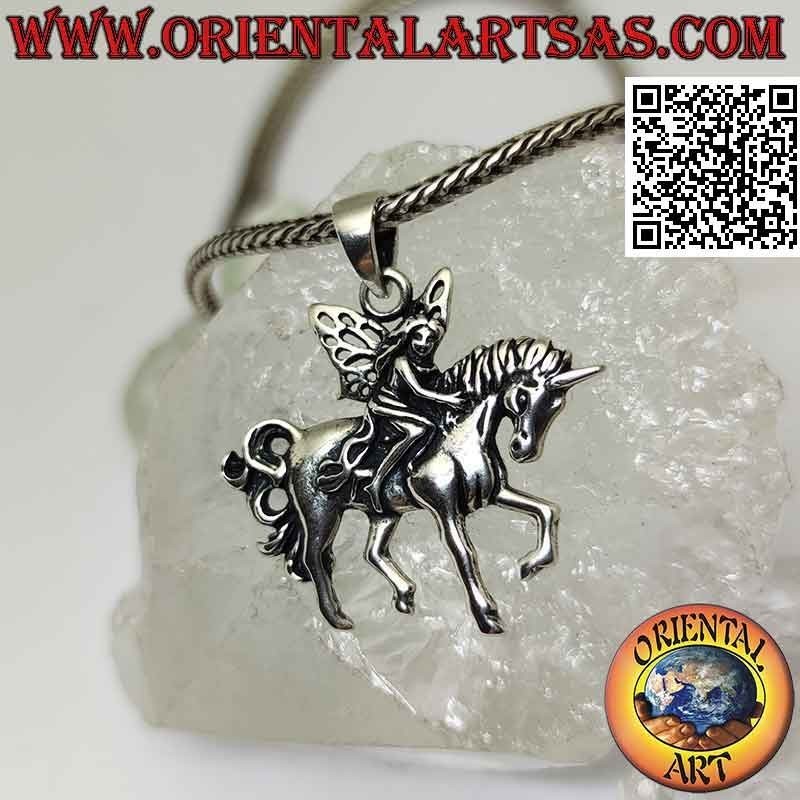 Pendentif en argent, la fée sur la licorne