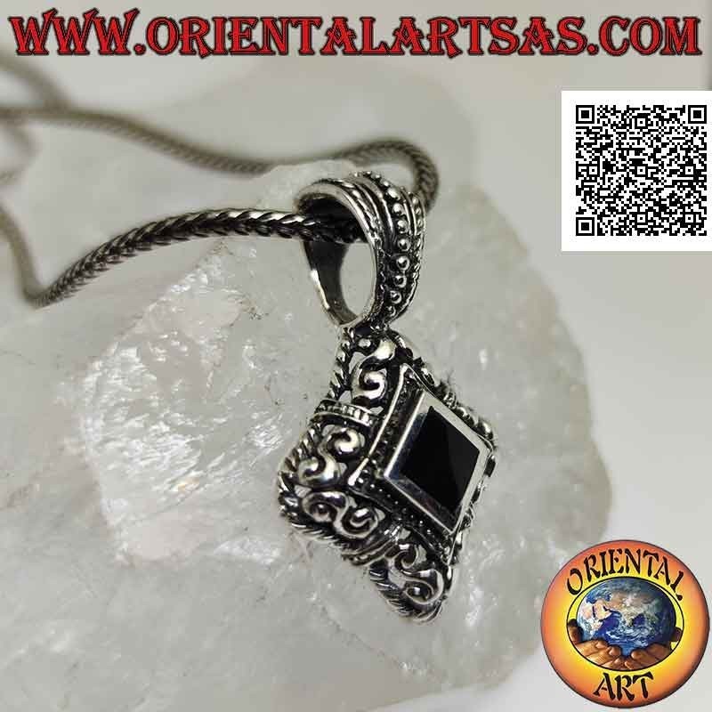 Pendentif en argent avec onyx rhomboïdal entouré de frettes grecques sur monture ajourée
