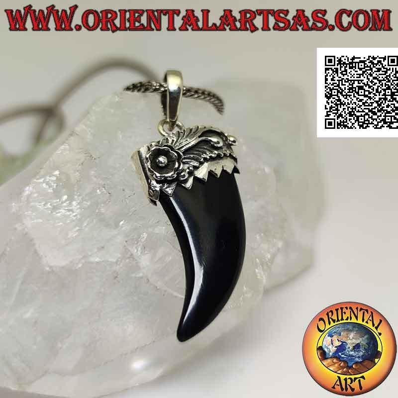 Colgante de plata, cuerno de la suerte de ónix triturado y gorro de plata con flor en relieve
