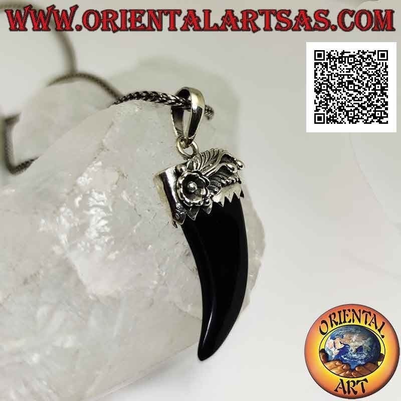 Colgante de plata, cuerno de la suerte de ónix triturado y gorro de plata con flor en relieve