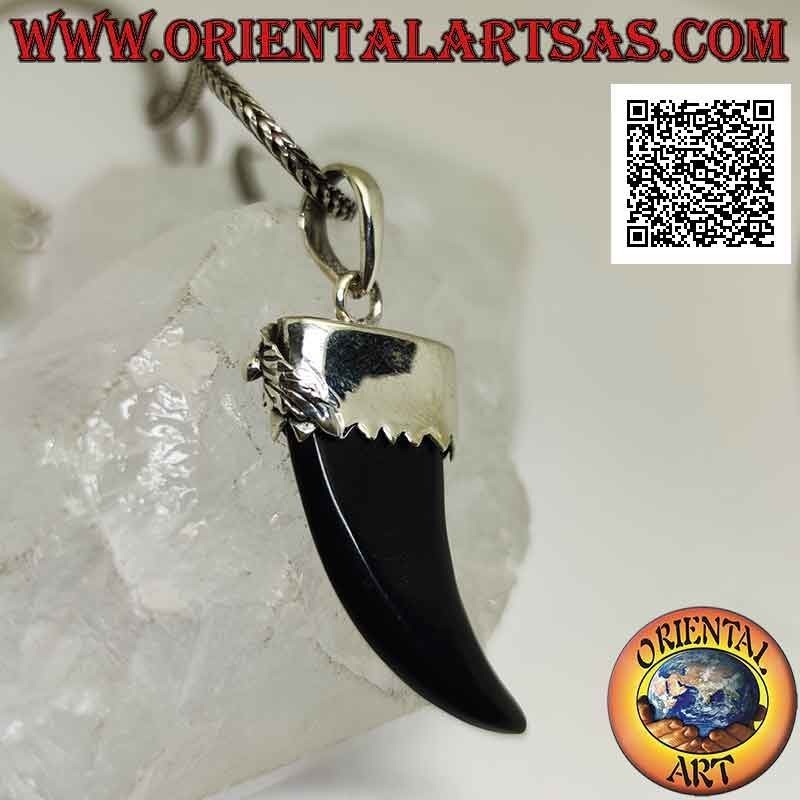 Colgante de plata, cuerno de la suerte de ónix triturado y gorro de plata con flor en relieve