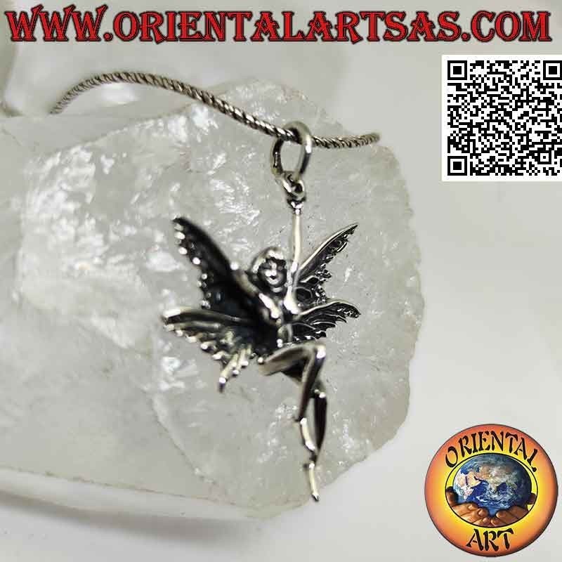 Pendentif en argent, la fée posant accrochée au crochet