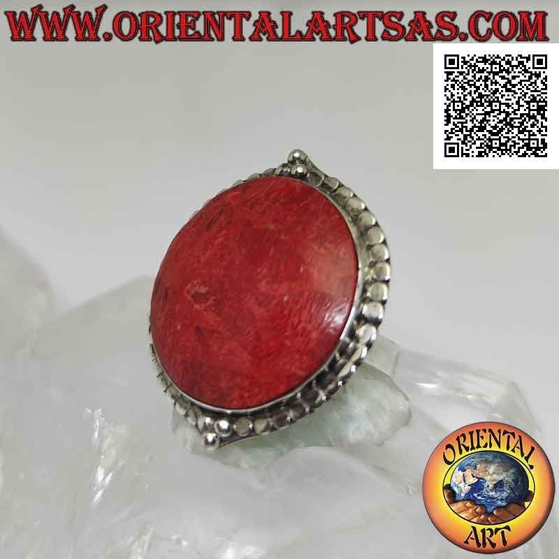 Bague en argent avec madrepora rouge ronde (corail) entourée de clous et trio de boules réglable