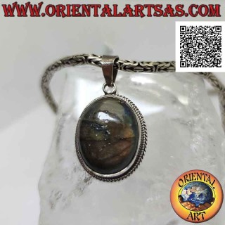 Colgante de plata con gran labradorita cabujón ovalado rodeado de tejido (b)