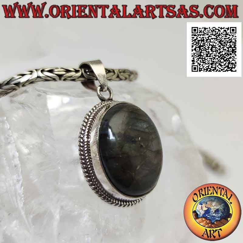 Colgante de plata con gran labradorita cabujón ovalado rodeado de tejido (b)