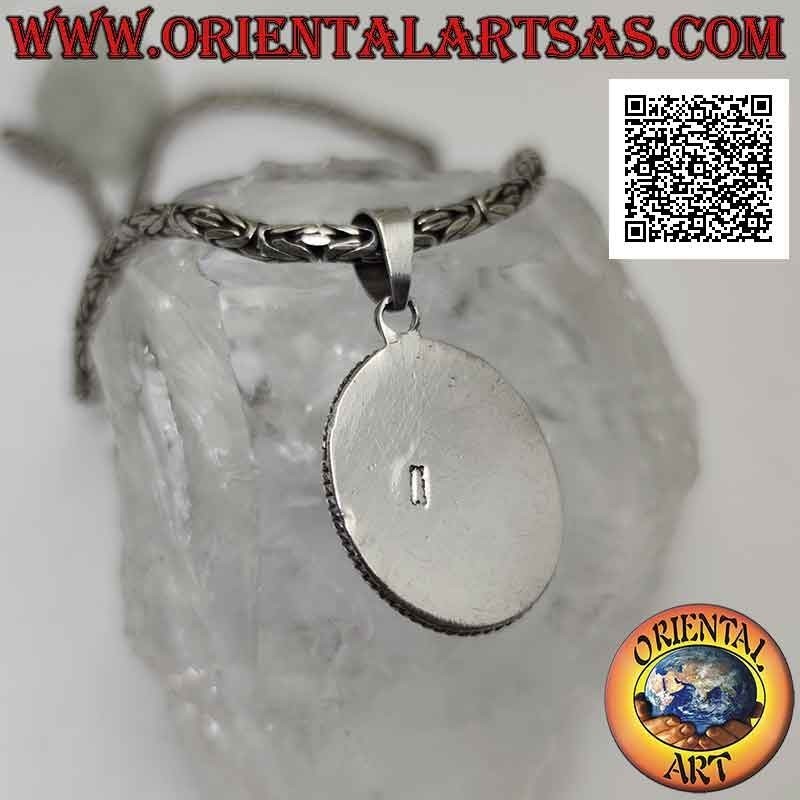 Colgante de plata con gran labradorita cabujón ovalado rodeado de tejido (b)
