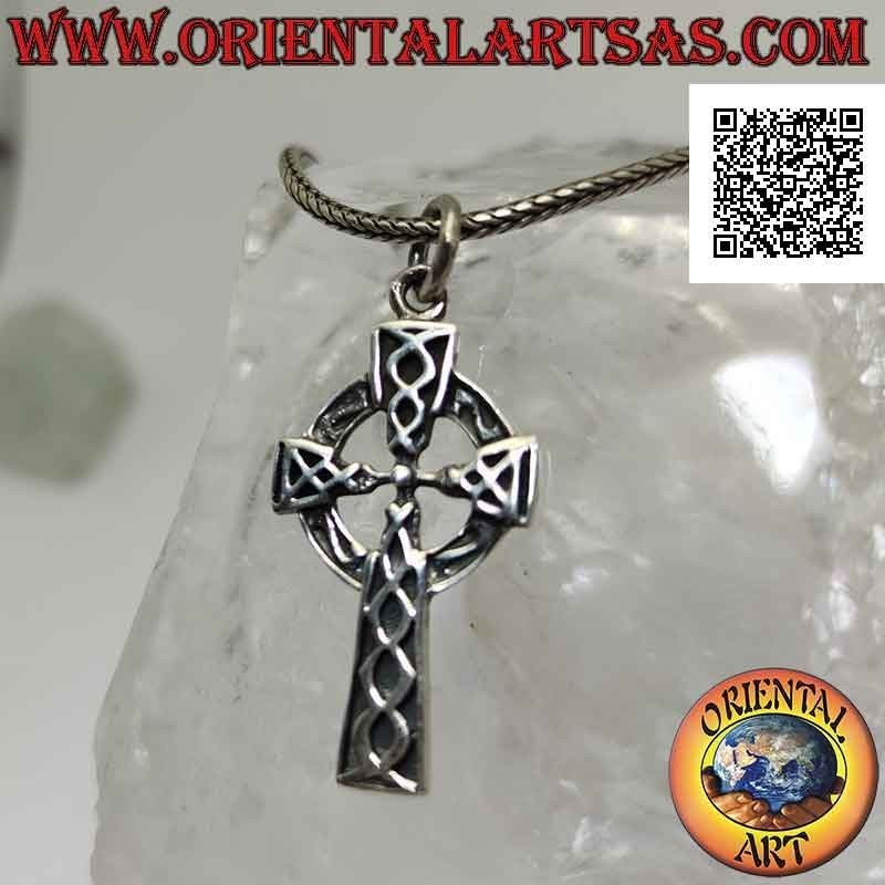 Colgante de plata, cruz celta con un par de líneas en entretejido infinito en bajorrelieve