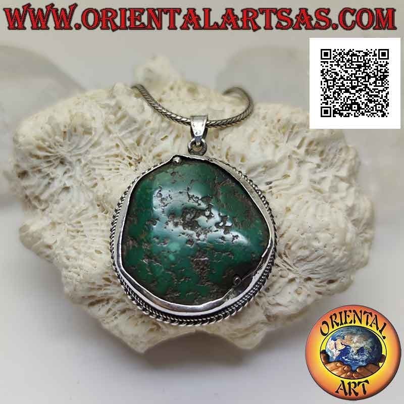 Colgante de plata antigua con turquesa tibetana irregular natural rodeada de entretejidos