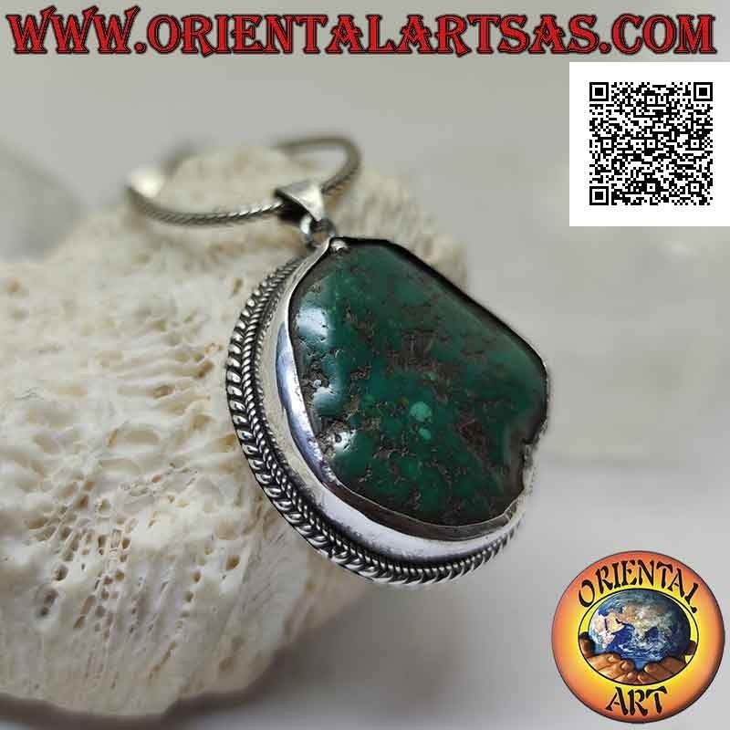 Colgante de plata antigua con turquesa tibetana irregular natural rodeada de entretejidos