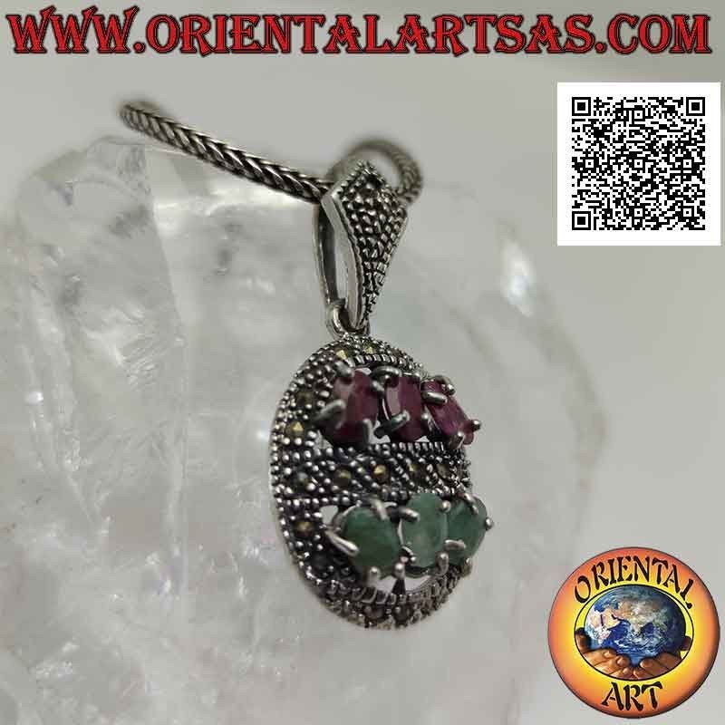 Colgante de plata ovalado tachonado de marcasita con trío de rubíes y esmeraldas naturales en los hemisferios