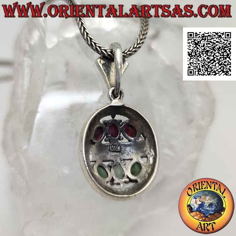 Colgante de plata ovalado tachonado de marcasita con trío de rubíes y esmeraldas naturales en los hemisferios