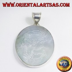 pendentif en argent camée sur nacre