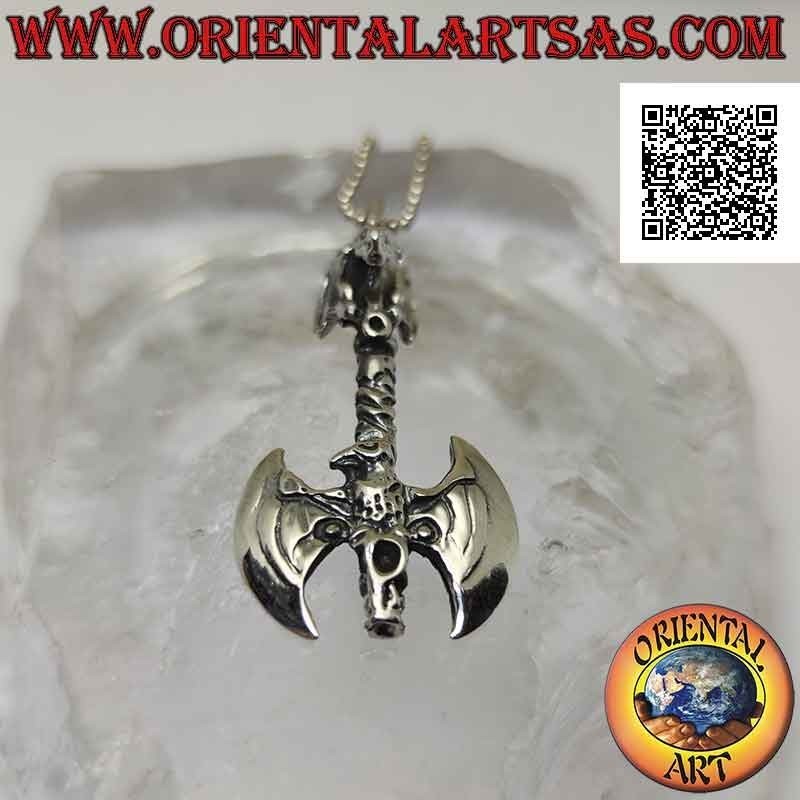 Pendentif en argent, double hache surmontée d'un dragon sur le manche et avec aigle en relief sur les lames