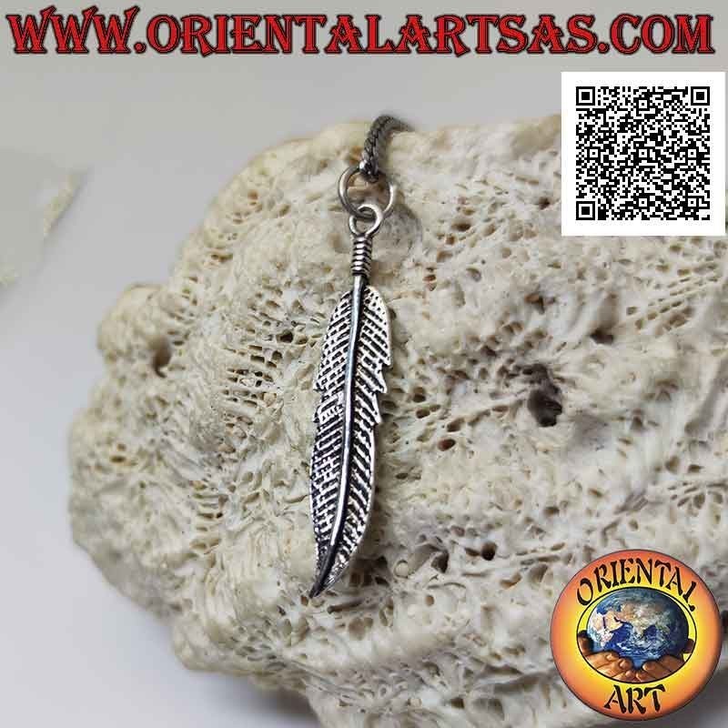 Colgante de plata de plumas de nativos americanos con curva en la punta (símbolo de purificación)