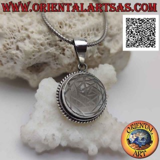 Ciondolo in argento con Sri Yantra inciso su cristallo di rocca tondo cabochon e fascia liscia e doppio intreccio (b)