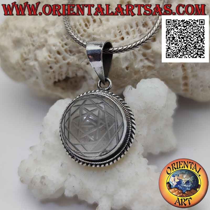 Ciondolo in argento con Sri Yantra inciso su cristallo di rocca tondo cabochon e fascia liscia e doppio intreccio (b)