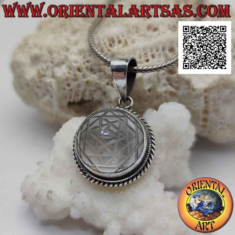 Pendentif en argent avec Sri Yantra gravé sur cabochon rond en cristal de roche et bande lisse et double tissage (b)