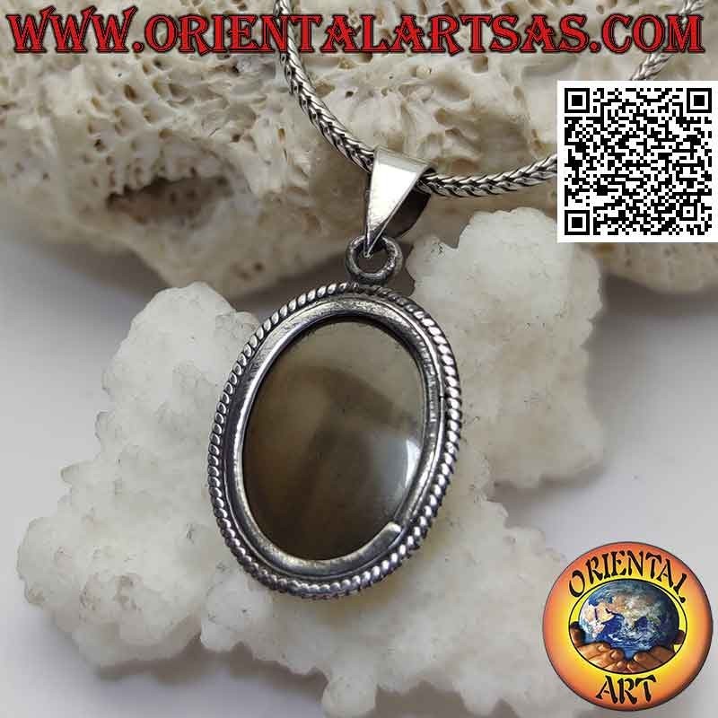 Ciondolo in argento con legno fossile ovale contornato da intreccio