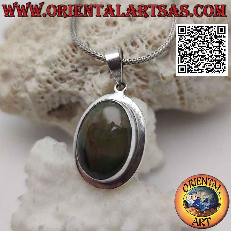 Colgante de plata con ágata musgo ovalada rodeada por un borde ancho y liso