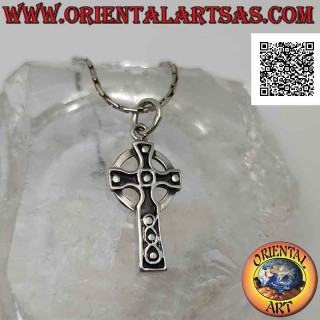Colgante de plata, cruz celta con decoración de bolas en bajorrelieve en las puntas