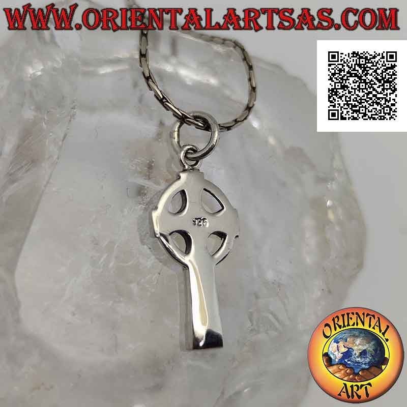 Colgante de plata, cruz celta con decoración de bolas en bajorrelieve en las puntas